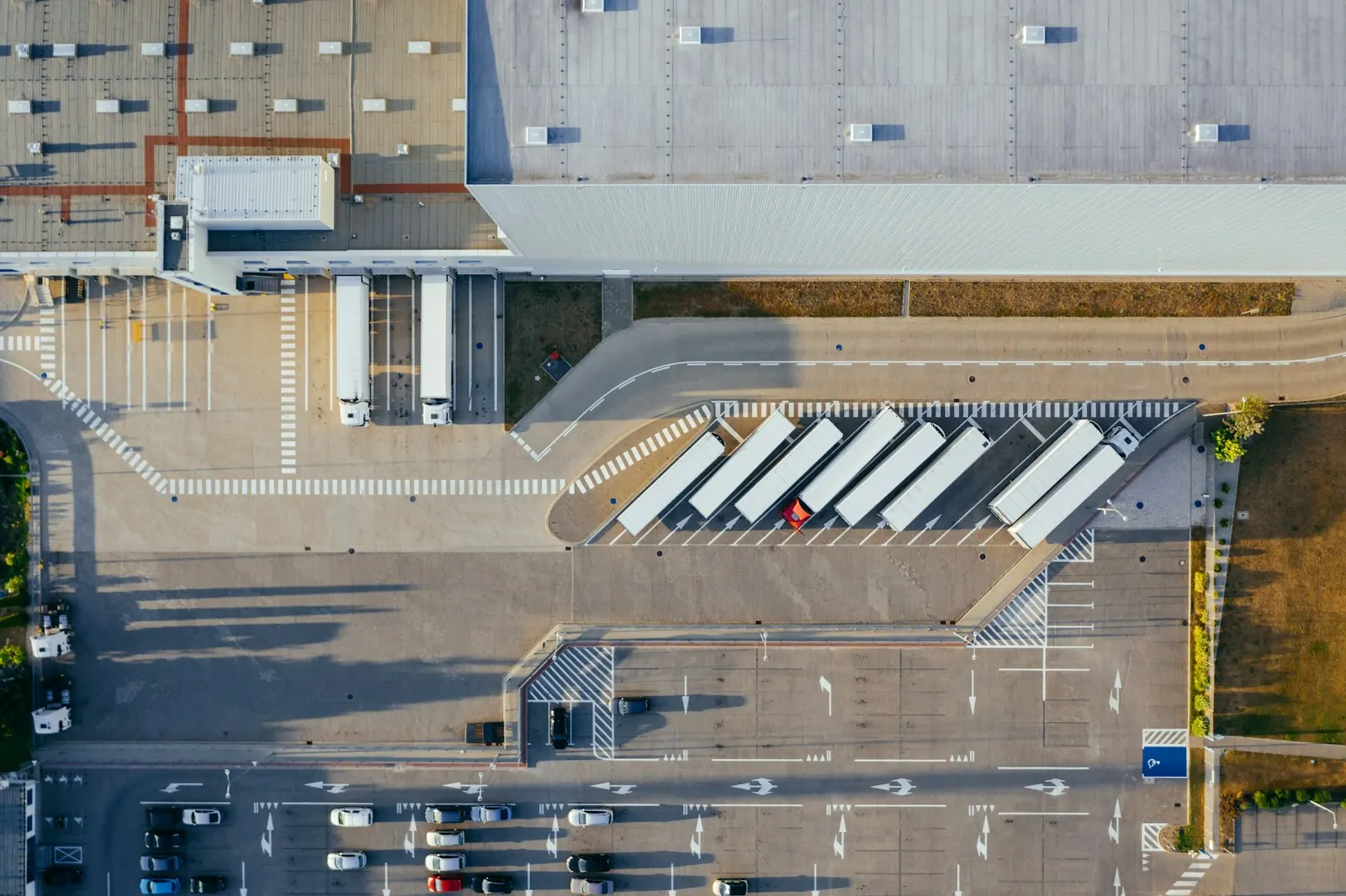 Distribution centre and transport fleet working as one connected supply chain process