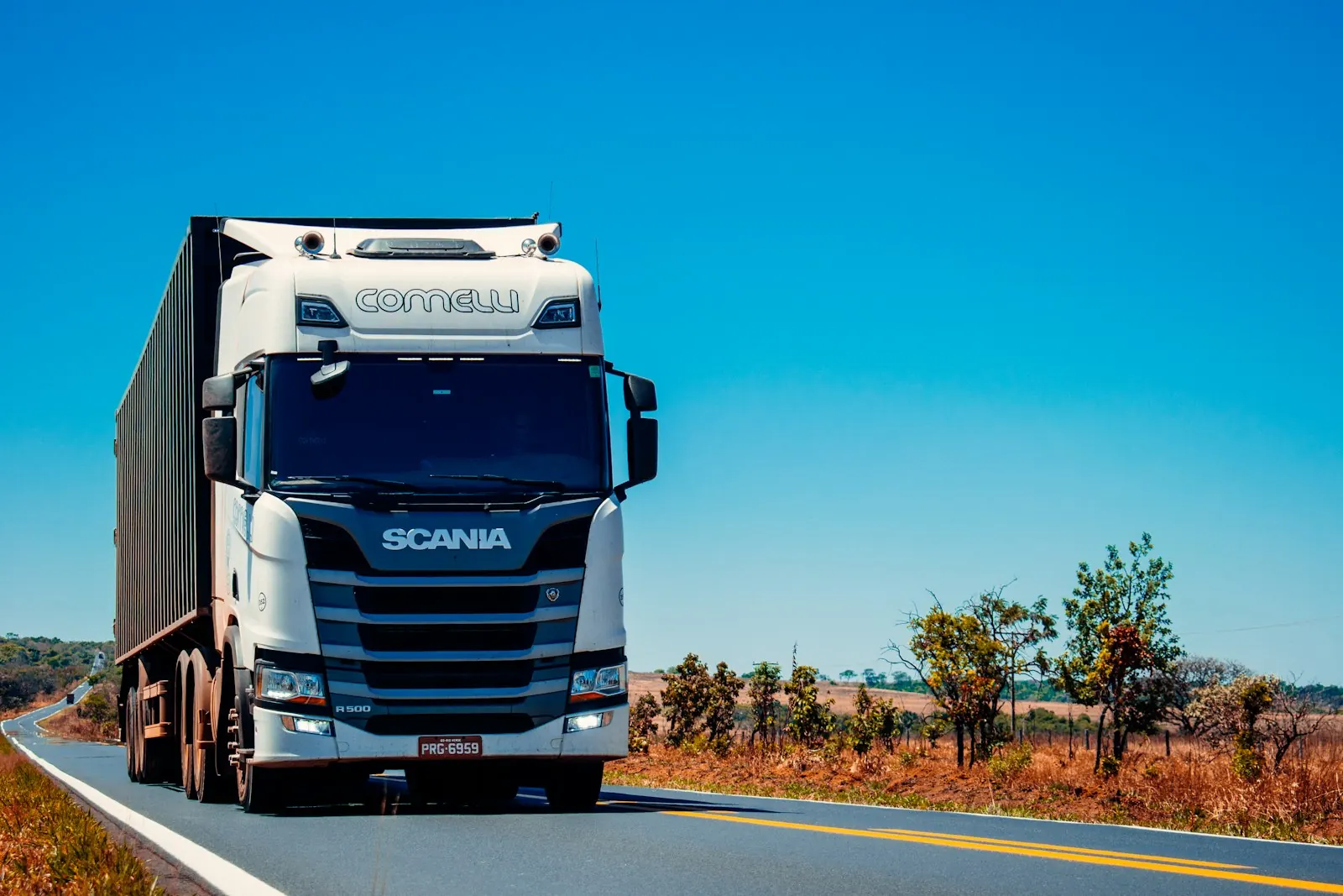 Freight transport coordinated across a distribution network